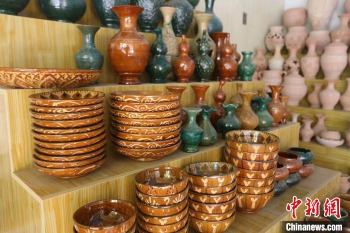 （走进中国乡村）新疆“土陶村”：老手艺圈粉年轻人