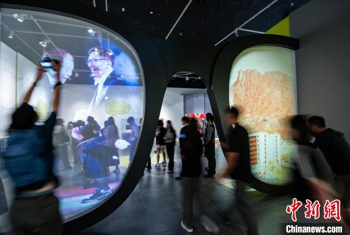香港文博馆“沧海一声笑”展纪念黄霑逝世二十周年