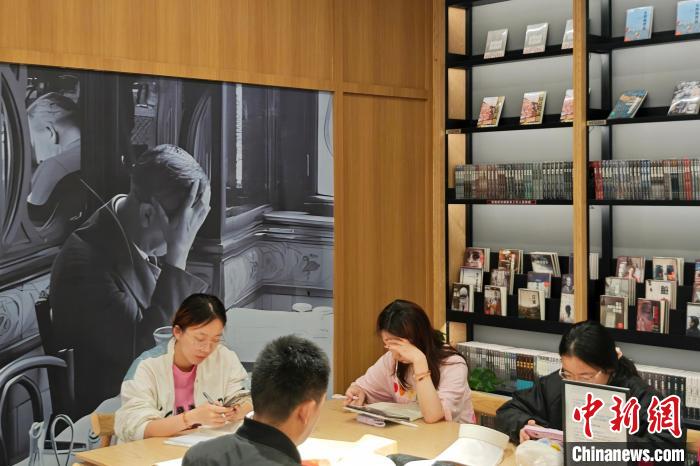 书香中觅清凉 夏日南京书店人气旺 书香中觅清凉 夏日南京书店人气旺