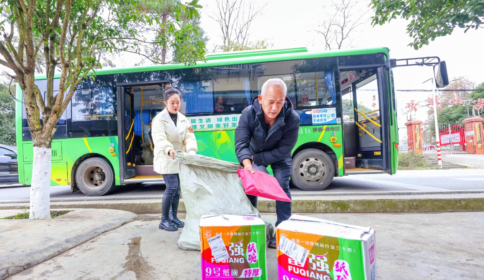 【央广时评】小包裹大民生 合力跑好快递进村“最后一公里”