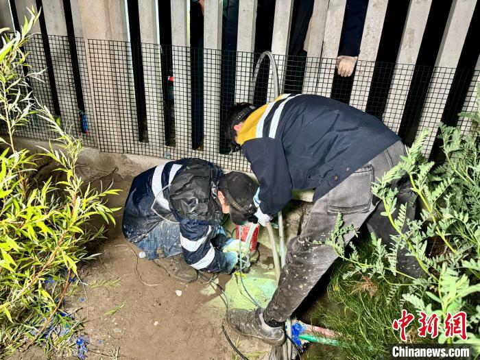 铁路职工深夜清淤 守护西藏拉林铁路