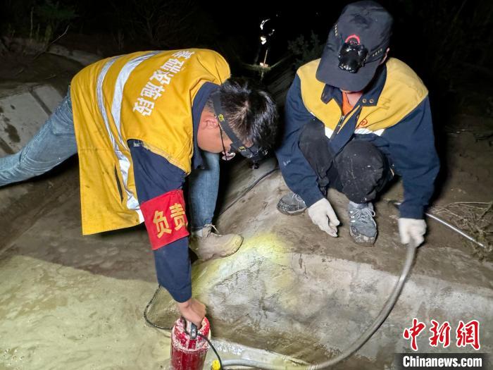 铁路职工深夜清淤 守护西藏拉林铁路