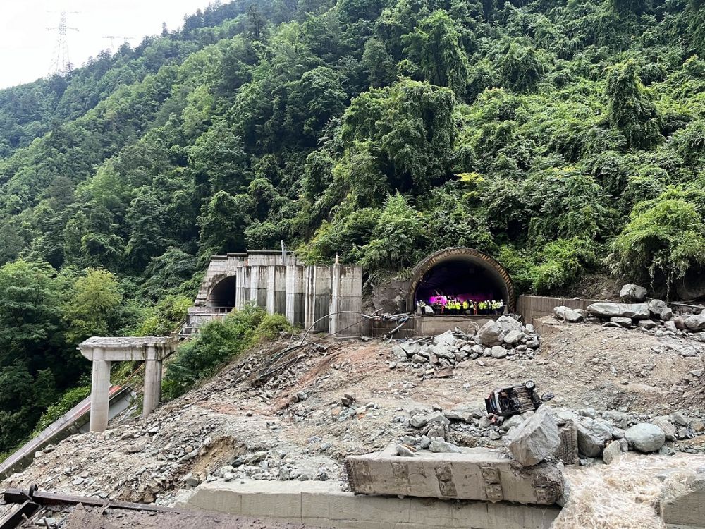 新华视点｜全力以赴抢险——四川康定山洪泥石流灾害救援进行时