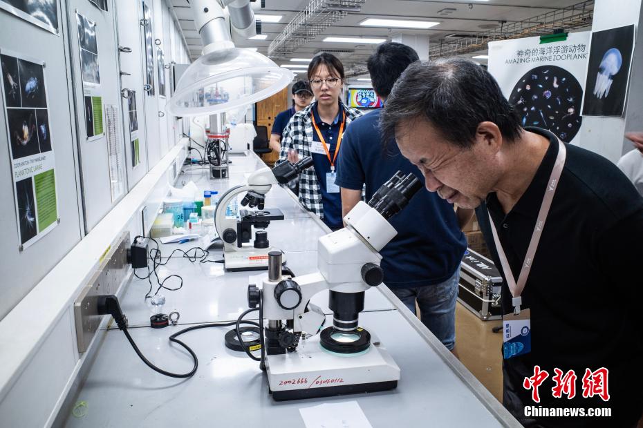 香港市民参观首度来访的厦大“嘉庚”号科考船