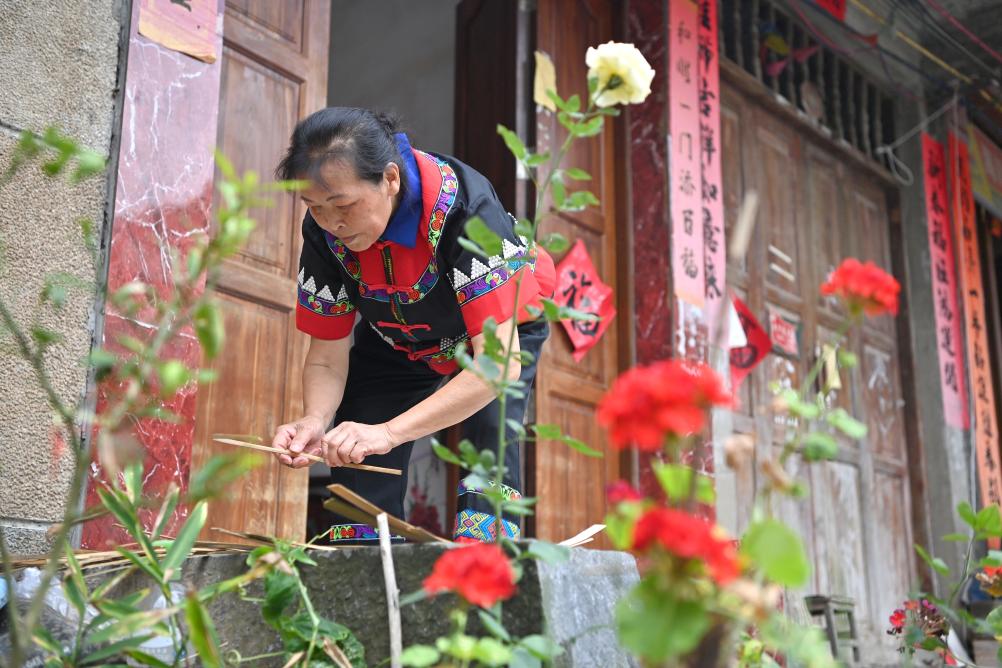 文化中国行｜麦杆花篮传承人梁秀群：花篮一编60年 花篮,麦秆,编织,梁秀群,技艺