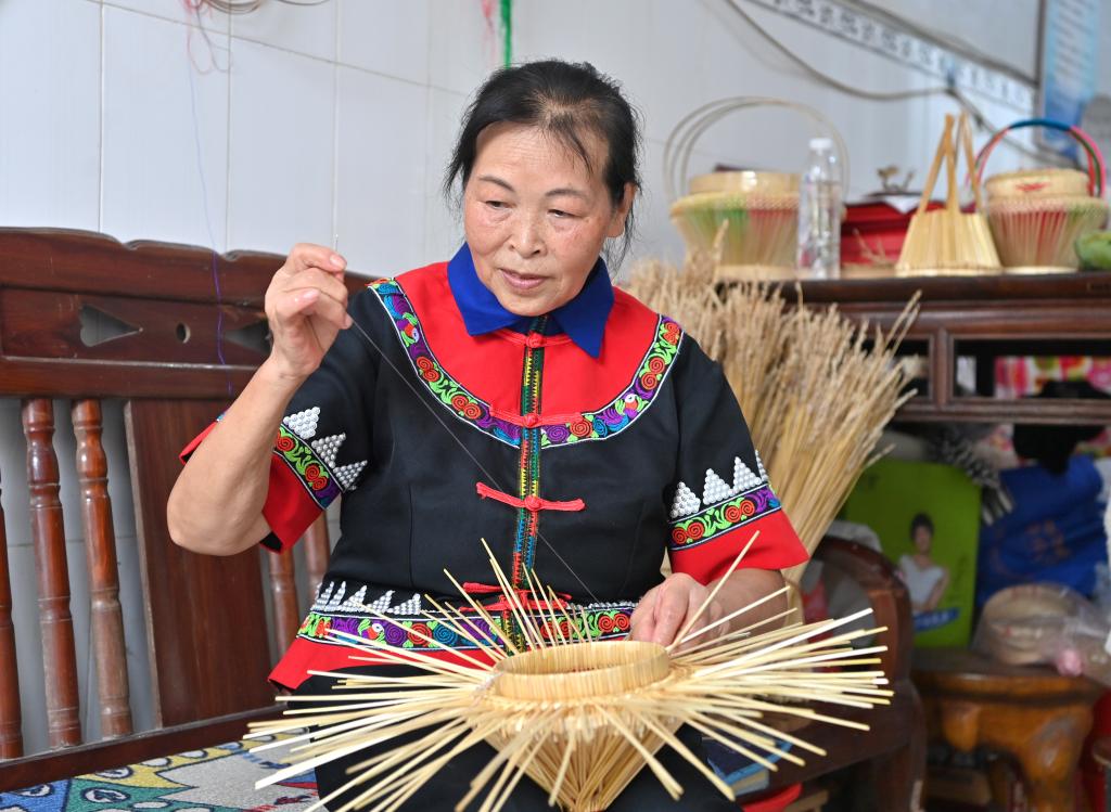 文化中国行｜麦杆花篮传承人梁秀群：花篮一编60年 花篮,麦秆,编织,梁秀群,技艺