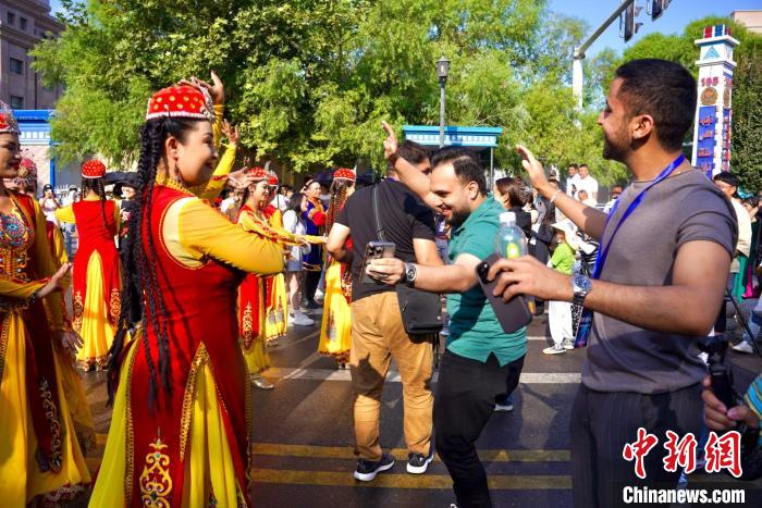 巴基斯坦媒体人走进新疆伊犁