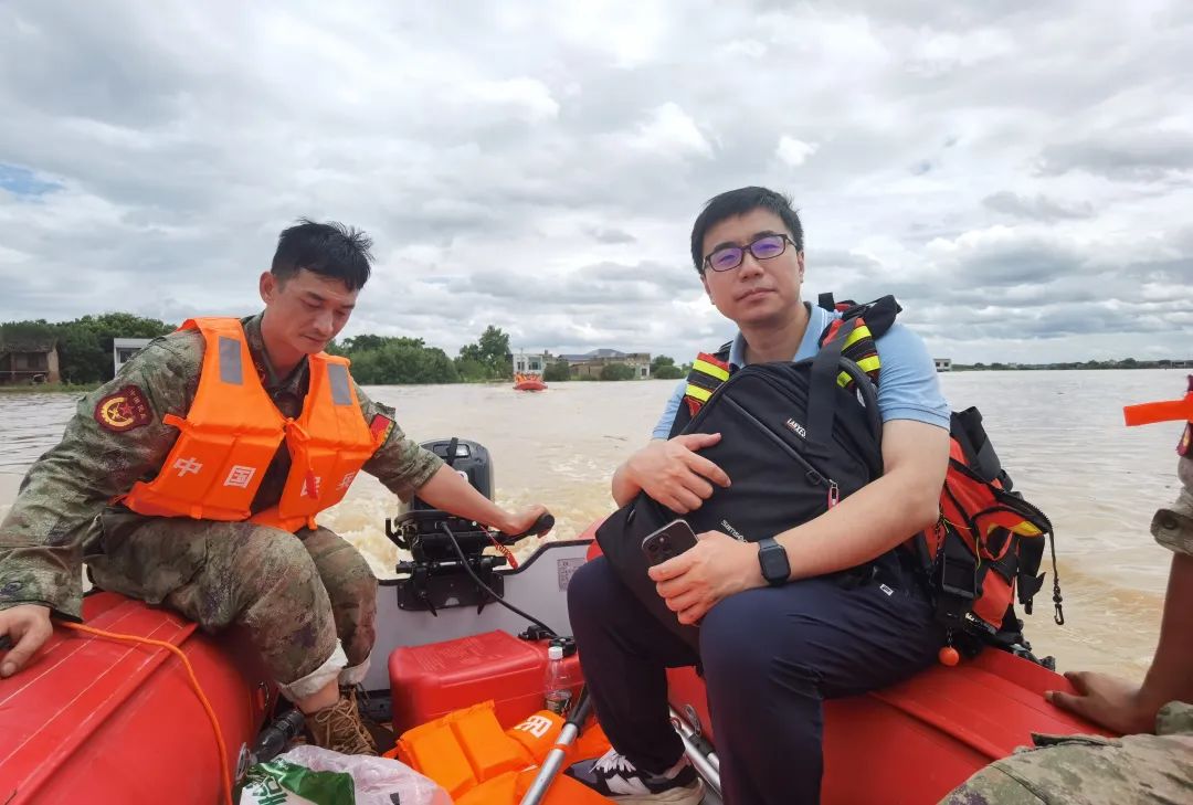 谢谢你，抗洪一线的新闻人！