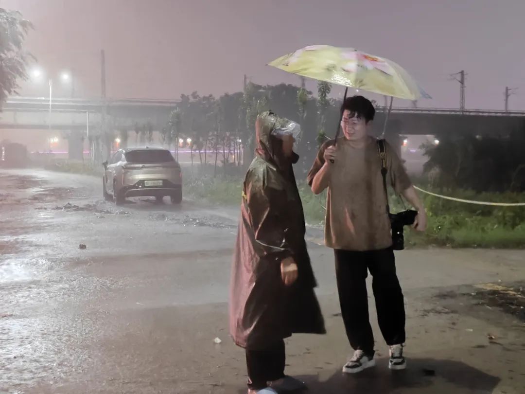 谢谢你，抗洪一线的新闻人！
