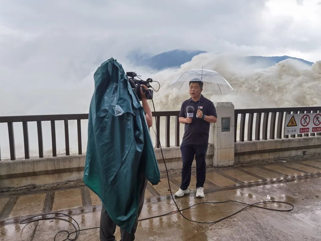 谢谢你，抗洪一线的新闻人！
