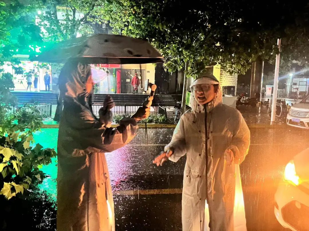 谢谢你，抗洪一线的新闻人！