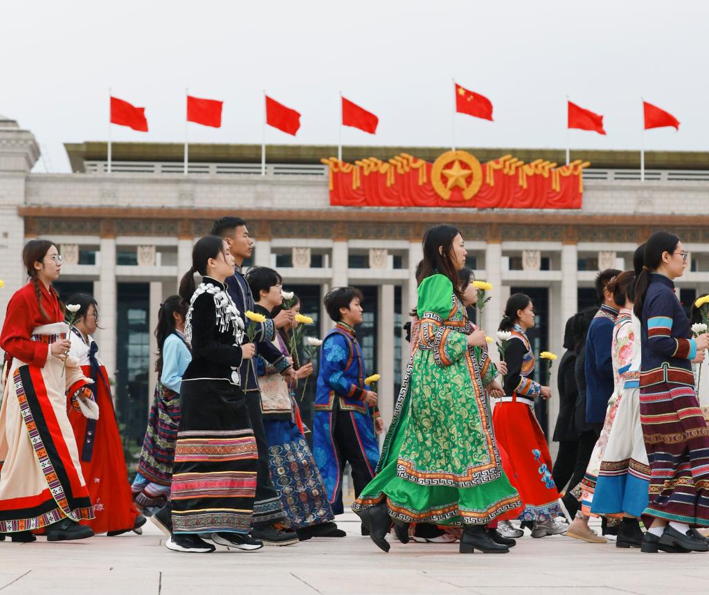 烈士纪念日向人民英雄敬献花篮仪式在京隆重举行