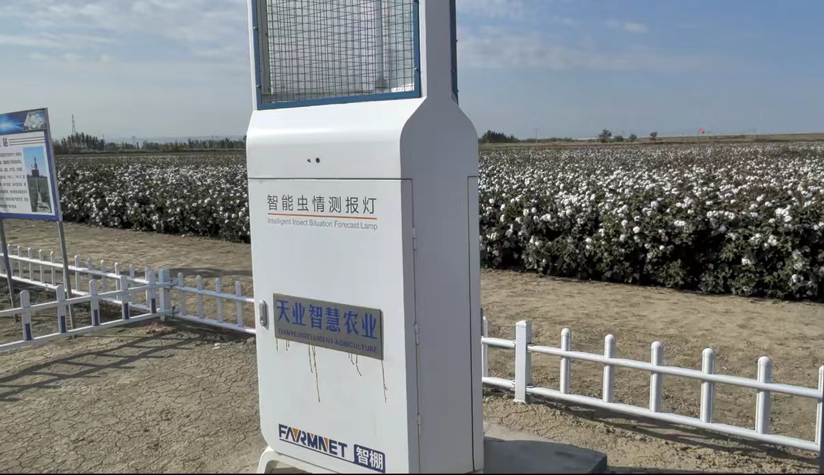 空中无人机、地面监测仪、地下传感器……这个农业示范基地满满都是“科技范”