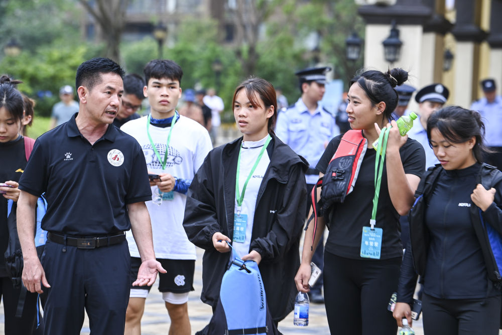 追光丨瞒不住了！这所高校的学生居然会“一苇渡江”