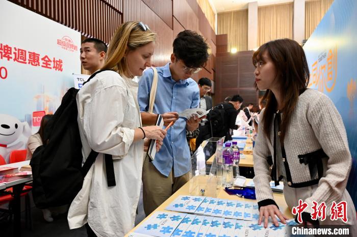 香港举行“高才招聘展览会” 逾千职位供选择