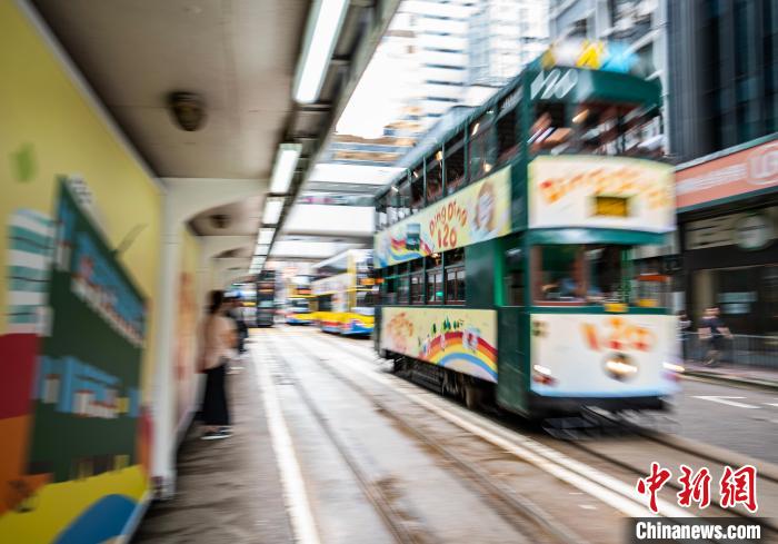 驶过香港岛两个甲子的“叮叮车”