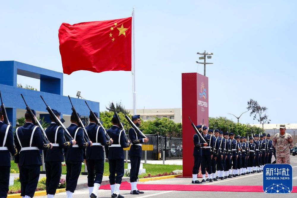 高清大图丨习近平主席抵达秘鲁 受到热烈欢迎