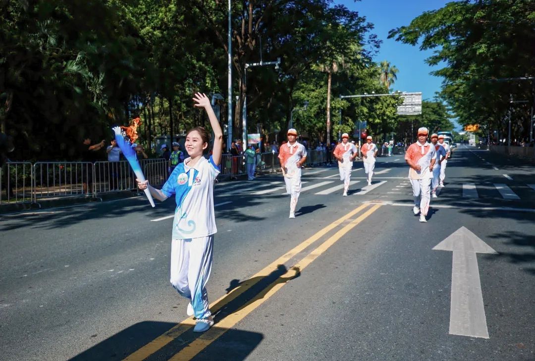 第十二届全国少数民族传统体育运动会火炬实地传递活动在三亚举行