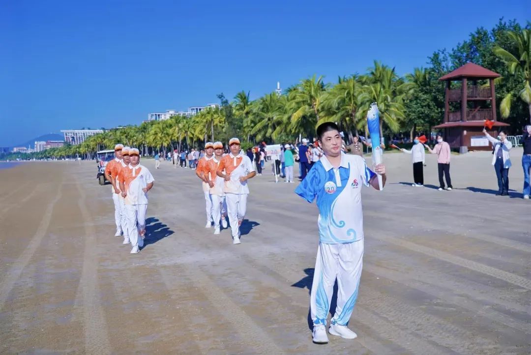 第十二届全国少数民族传统体育运动会火炬实地传递活动在三亚举行