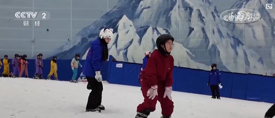 气温下降室内运动升温 多地攀岩滑雪馆迎来消费热潮