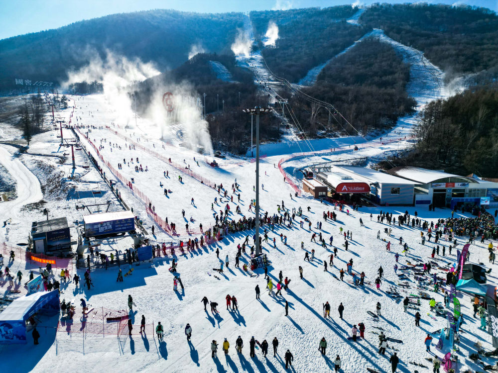 长白山“对话”阿勒泰——冰雪热“点燃”北国冬日