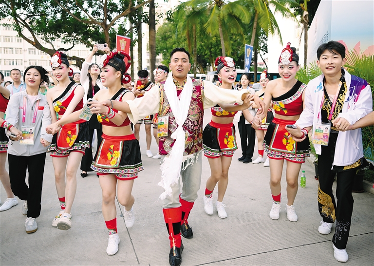 共赴体育盛会 唱响团结赞歌