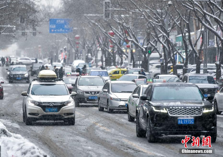 冷空气来袭 新疆多地迎来新一轮降雪天气