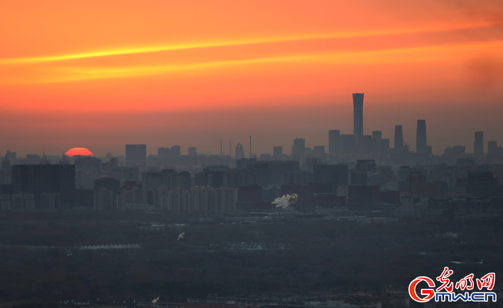 北京迎来2025年元旦日出 绚丽光辉点亮新年