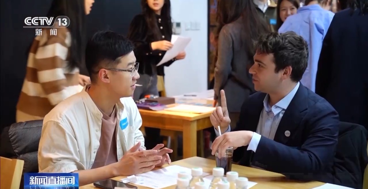 美国青年学生代表团抵华访问“小目标”:逛故宫、长城 品烤鸭