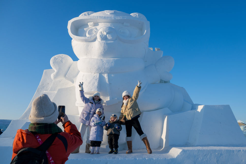 “尔滨”雪人迎八方来客