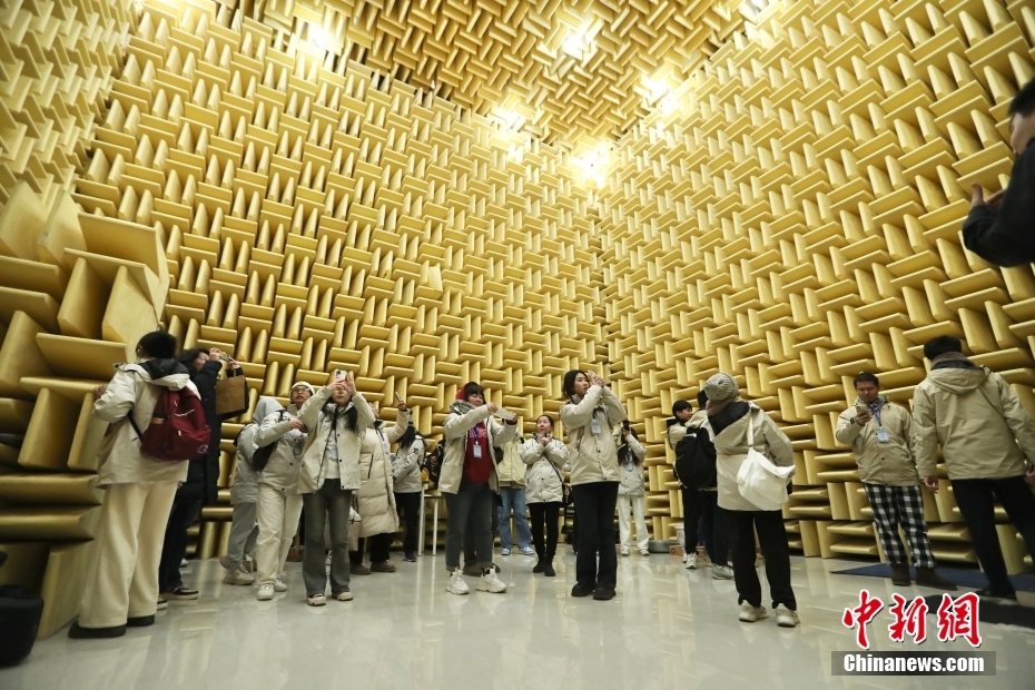 台胞青年参观北京电影学院