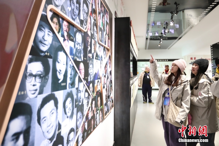 台胞青年参观北京电影学院