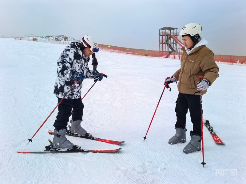 新疆：“沙海嬉雪” 冰雪产业迸发“新”活力