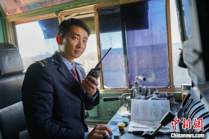 (新春走基层)中欧班列上的“青春力量”