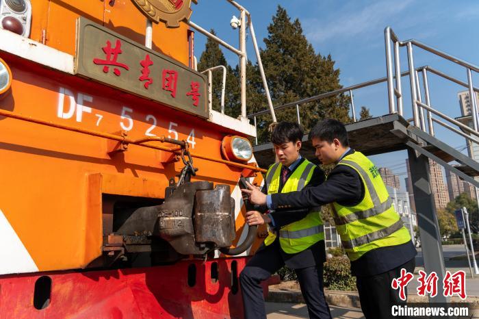 (新春走基层)中欧班列上的“青春力量”