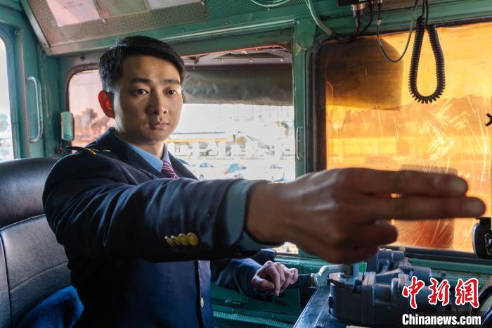 (新春走基层)中欧班列上的“青春力量”