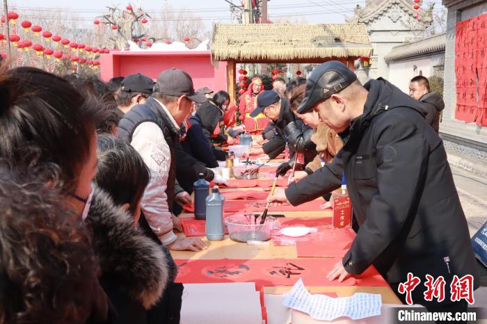 （新春走基层）从看“村晚”到游“村晚”：民众秦岭山下品年味