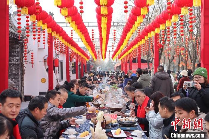 （新春走基层）从看“村晚”到游“村晚”：民众秦岭山下品年味