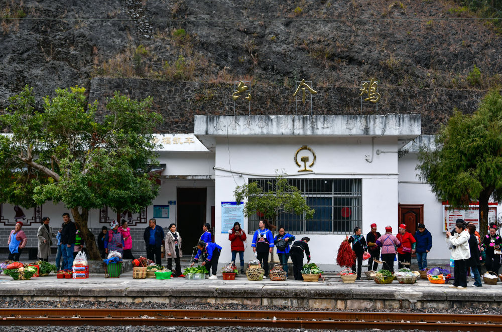 新华全媒+·新春走基层｜这趟山区“慢火车”，载满喜庆祥和与人间烟火