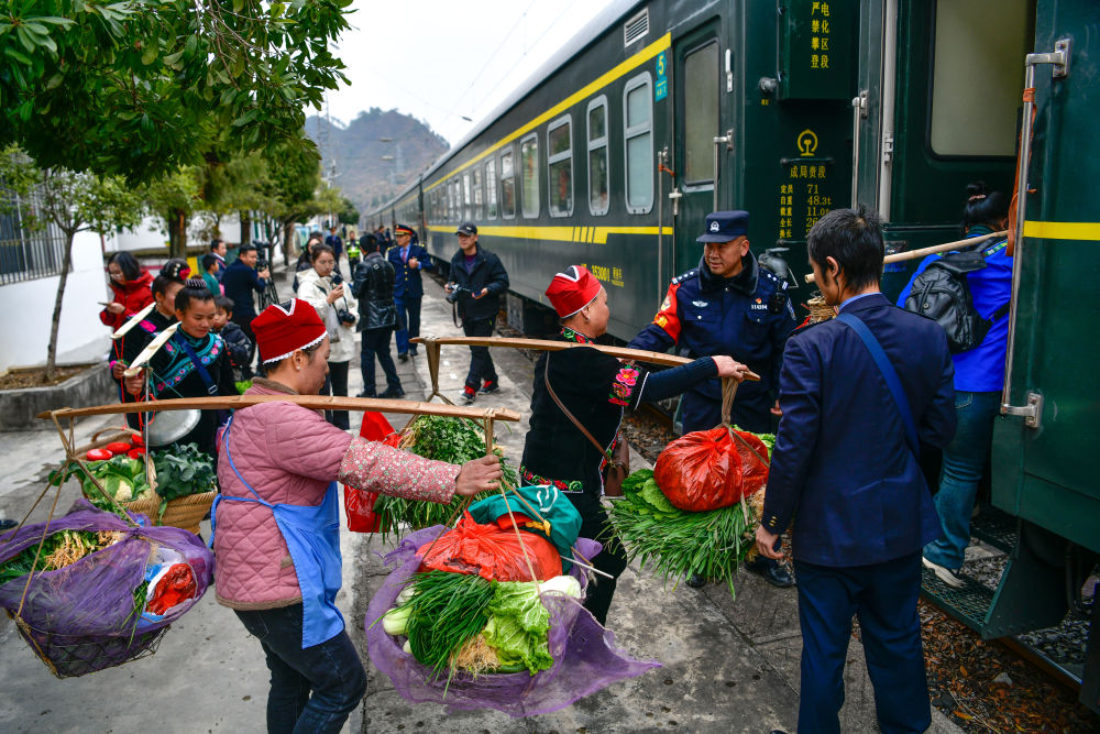 新华全媒+·新春走基层｜这趟山区“慢火车”，载满喜庆祥和与人间烟火