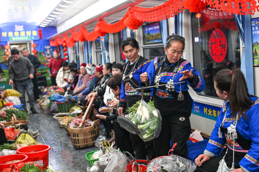 新华全媒+·新春走基层｜这趟山区“慢火车”，载满喜庆祥和与人间烟火