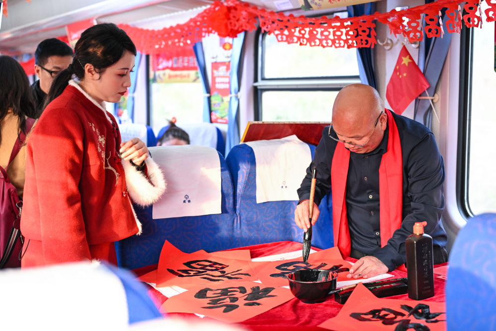 新华全媒+·新春走基层｜这趟山区“慢火车”，载满喜庆祥和与人间烟火