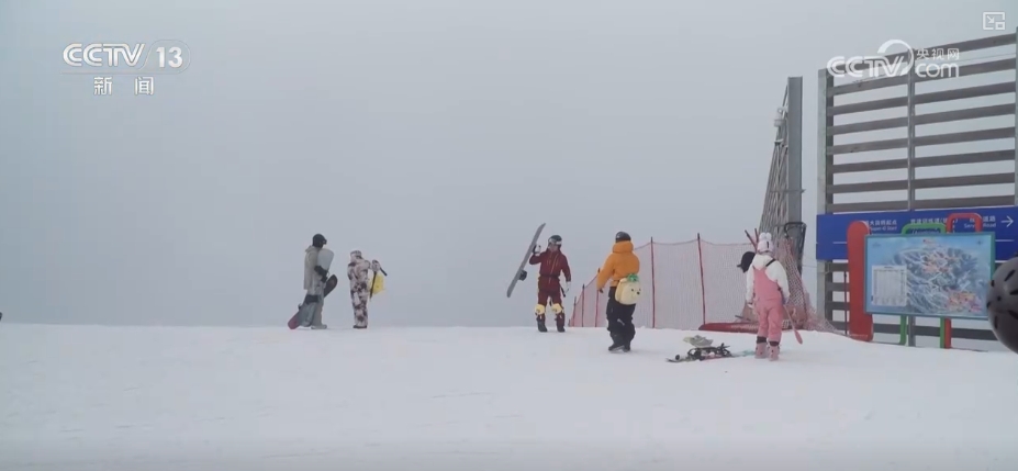 “滑雪+”牵手春节点亮“冰雪经济” 消费新场景持续火爆