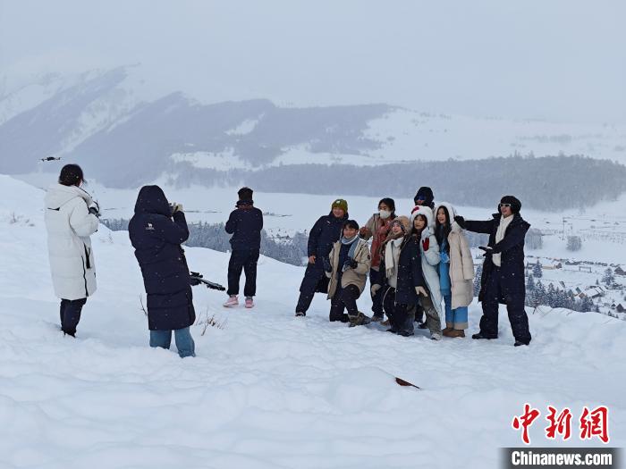 台湾“Z世代”新疆解锁冰雪“初体验”