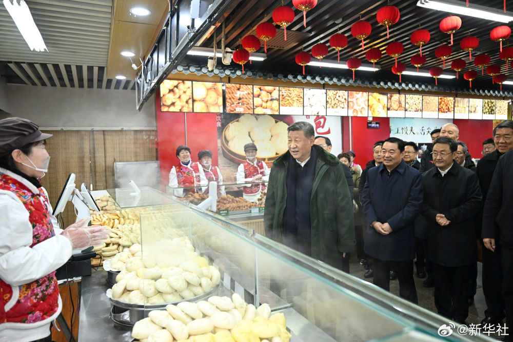 习近平察看春节市场供应：希望你们的生活像糖果一样甜甜美美