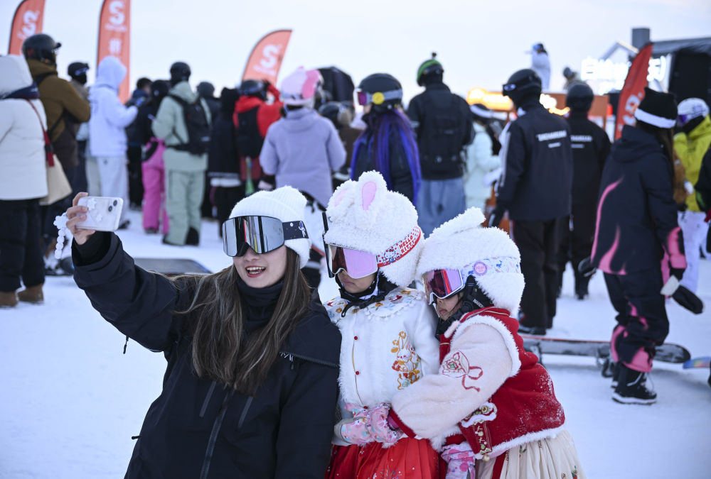 新华全媒+｜一座滑雪场带“热”一座城