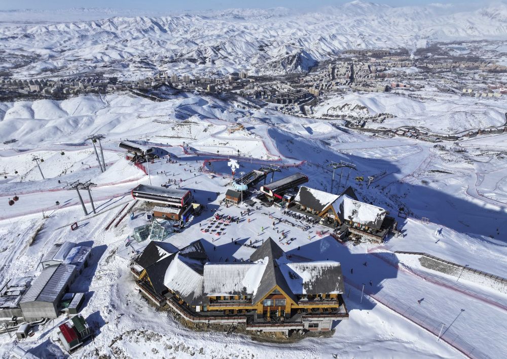 新华全媒+｜一座滑雪场带“热”一座城