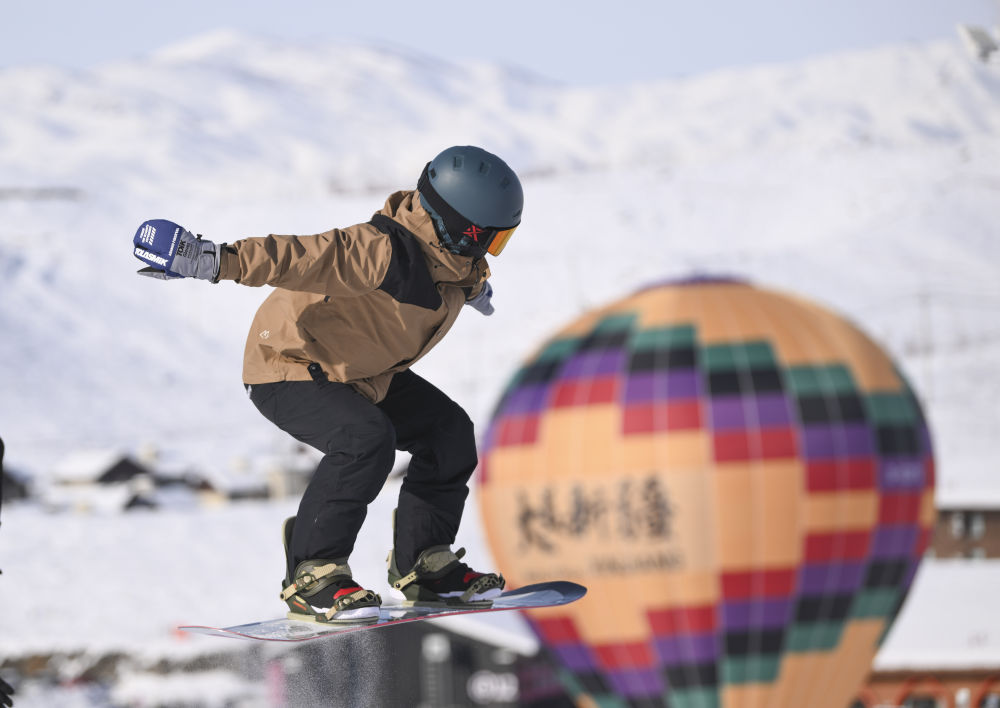 新华全媒+｜一座滑雪场带“热”一座城