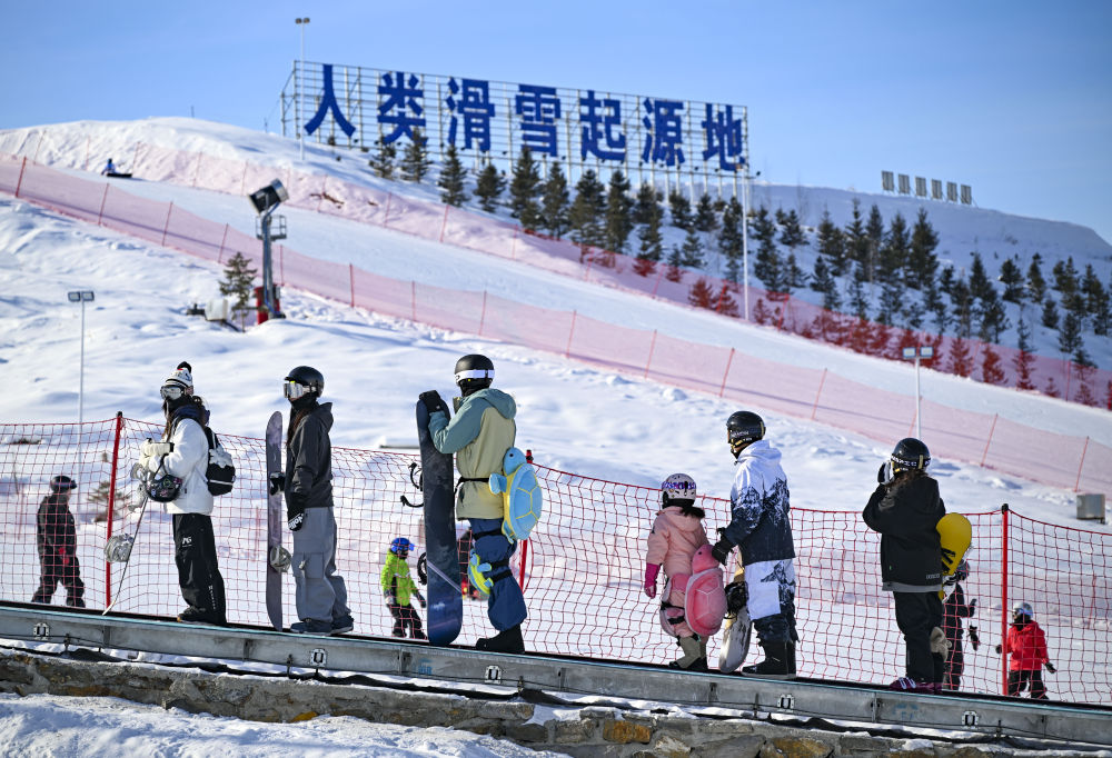 新华全媒+｜一座滑雪场带“热”一座城