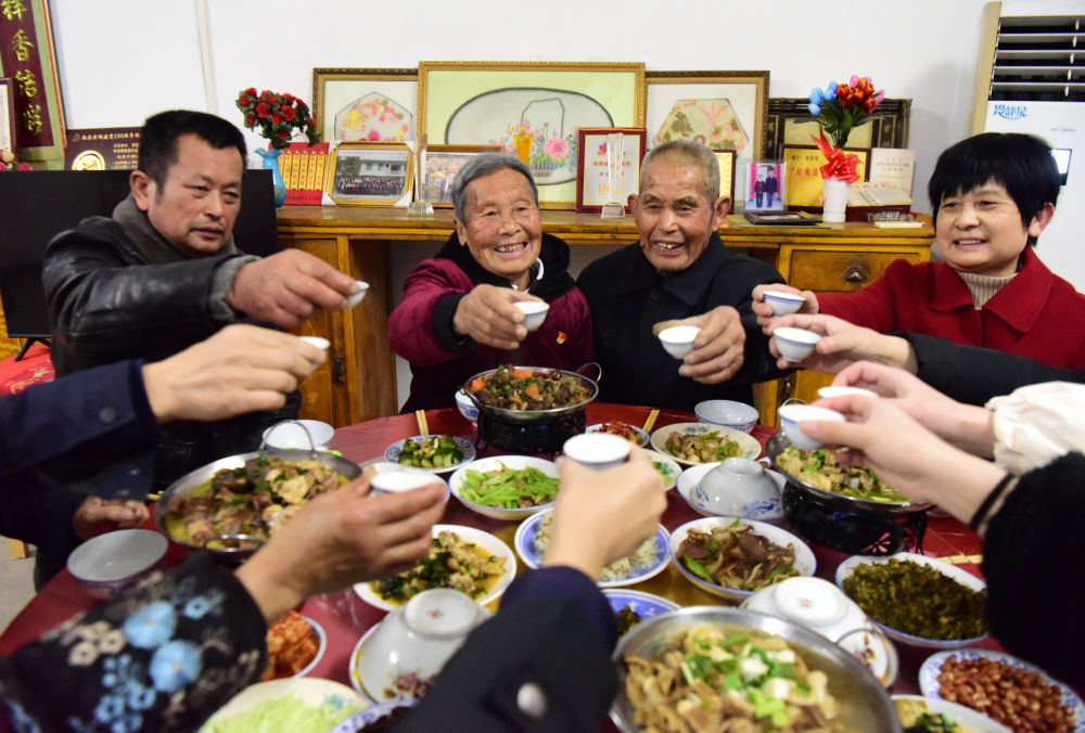 新春走基层·走笔｜那双手，那抹红